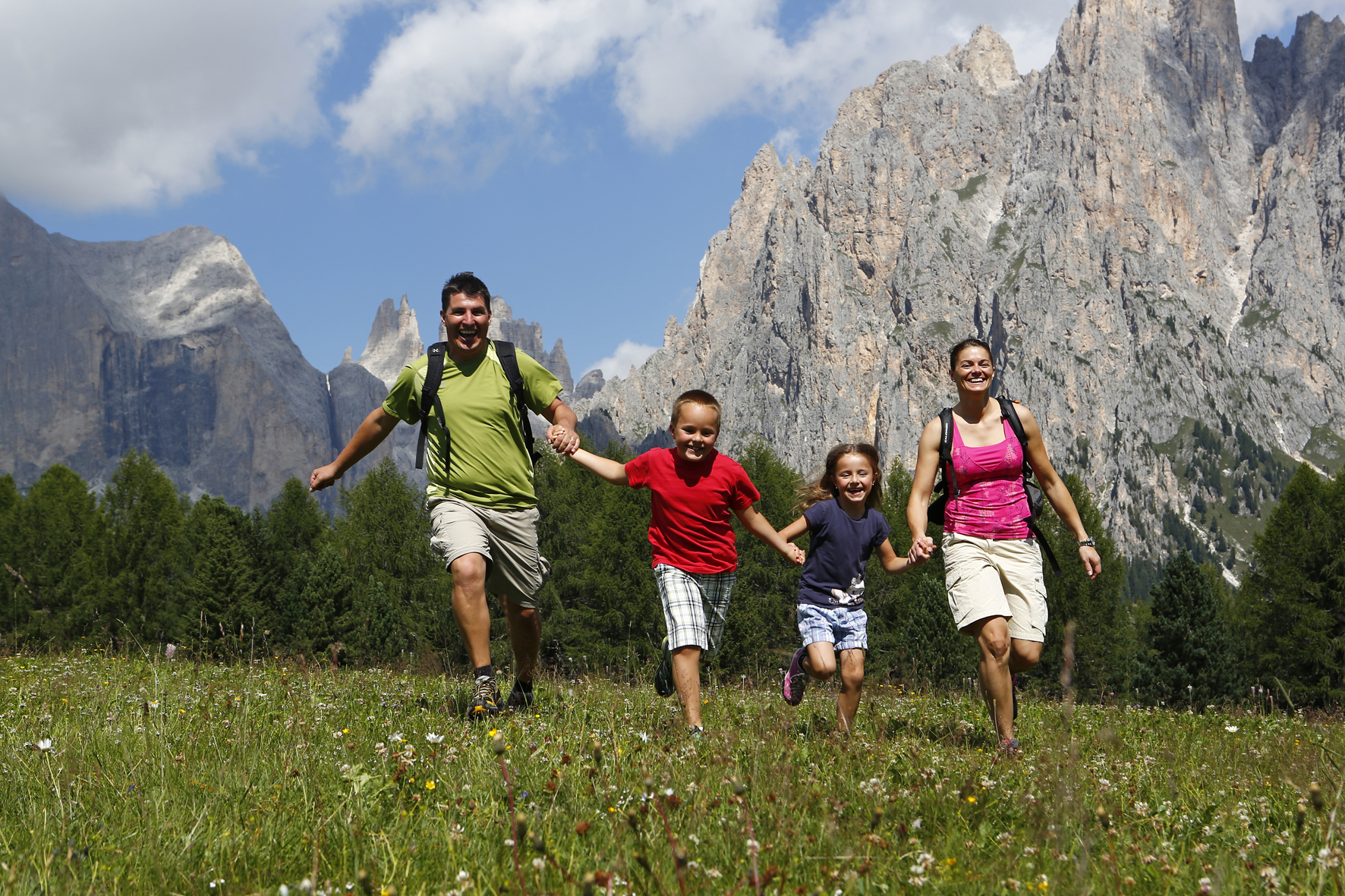 Mountains vacation. Семья в горах. Счастливая семья в горах. Тур для всей семьи в горы. Пикник в горах.